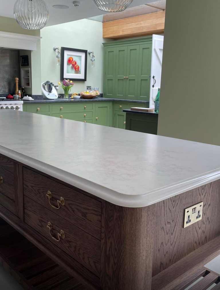 CRL Quartz Luna Bianco Island